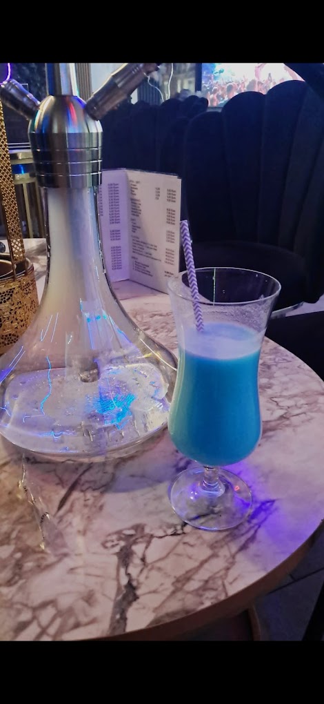 Blauer Cocktail und Shisha auf einem Marmortisch in der Luxe Shisha Lounge