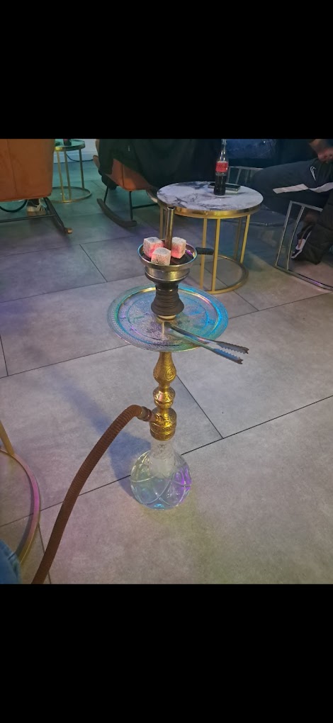 Goldene Shisha mit glühenden Kohlen in der Luxe Shisha Lounge