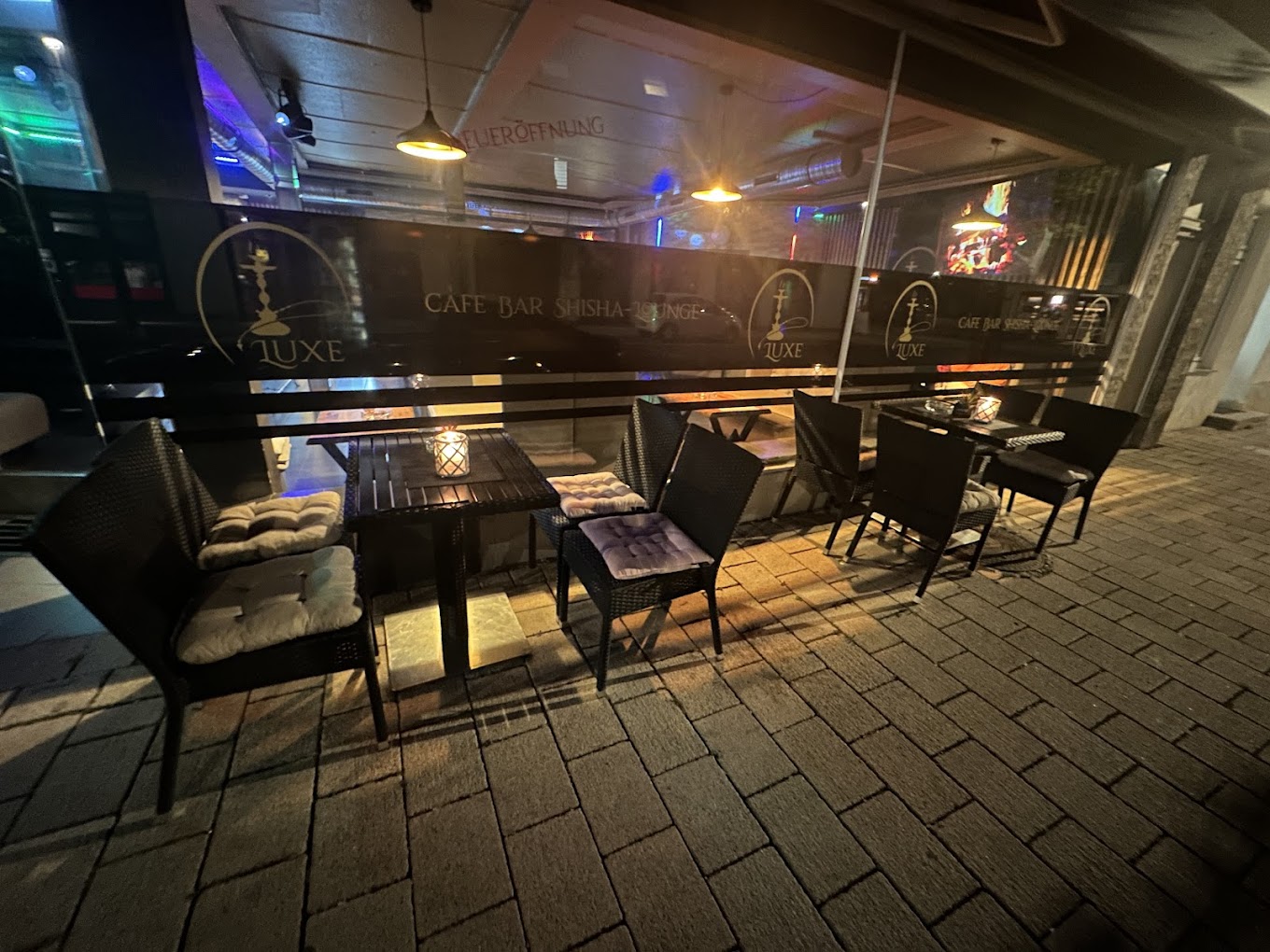 Außenansicht der Luxe Café Bar Shisha-Lounge am Marktplatz in Rudersberg bei Nacht